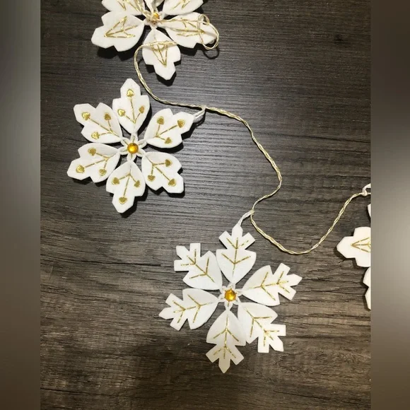 Snowflake garland - Picture 2 of 2